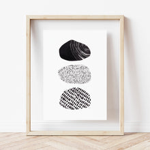 Lade das Bild in den Galerie-Viewer, Kunstdruck &quot;Gestapelte Felsen schwarz weiß&quot; abstrakt

