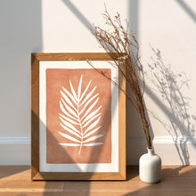Load image into Gallery viewer, Kunstdruck &quot;Palmblatt Terrakotta&quot; | abstrakt | verschiedene Größen
