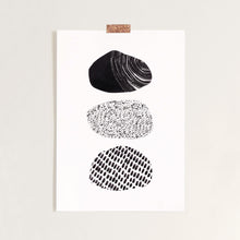 Cargar imagen en el visor de la galería, Kunstdruck &quot;Gestapelte Felsen schwarz weiß&quot; abstrakt
